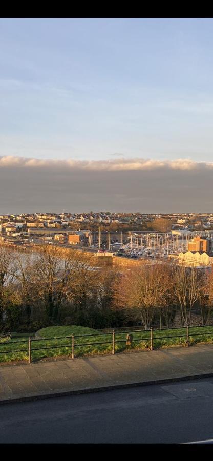 Flat 3, Murray Crescent House Bed & Breakfast Milford Haven Exterior photo
